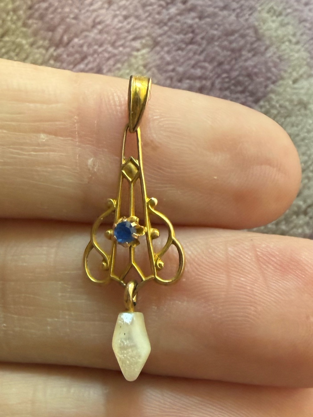 Beautiful antique yellow 10K gold Art Nouveau Edwardian-style lavalier pendant.